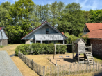 Hausansicht mit Spielplatz