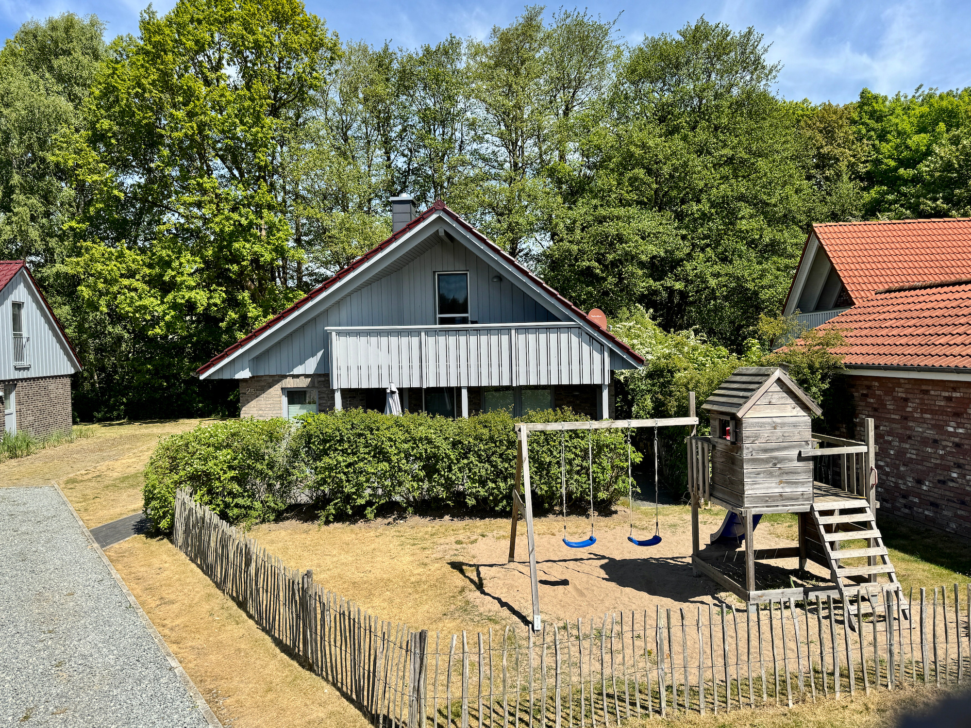 Hausansicht mit Spielplatz