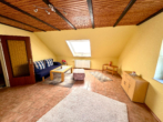 Wohnzimmer Dachgeschoss - Einfamilienhaus mit Einliegerwohnung und Vollkeller in ruhiger Lage