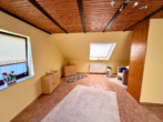 Wohnzimmer Dachgeschoss - Einfamilienhaus mit Einliegerwohnung und Vollkeller in ruhiger Lage